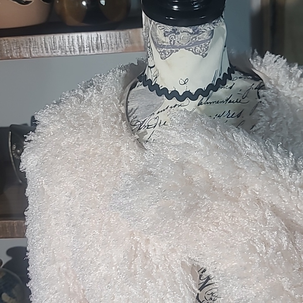 Ashley By 26 Women's Cream Faux Fur Jacket - Picture 3 of 8